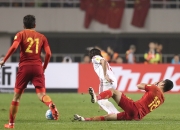 开云官网-火爆足球赛场上球员拼尽全力争夺胜利