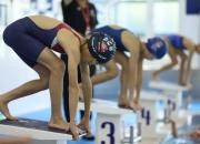 开云下载-游泳比赛中选手全力以赴冲刺终点