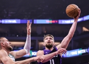 开云下载-国王横扫广东队，塔图姆统治全场