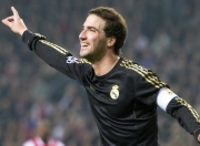 开云官网-赛道风云，梅赛德斯完胜阿斯顿马丁，阿隆索状态火热再掀狂澜