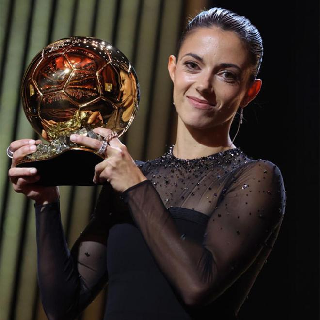 墨西哥足球明星荣膺国际大奖，成为焦点人物