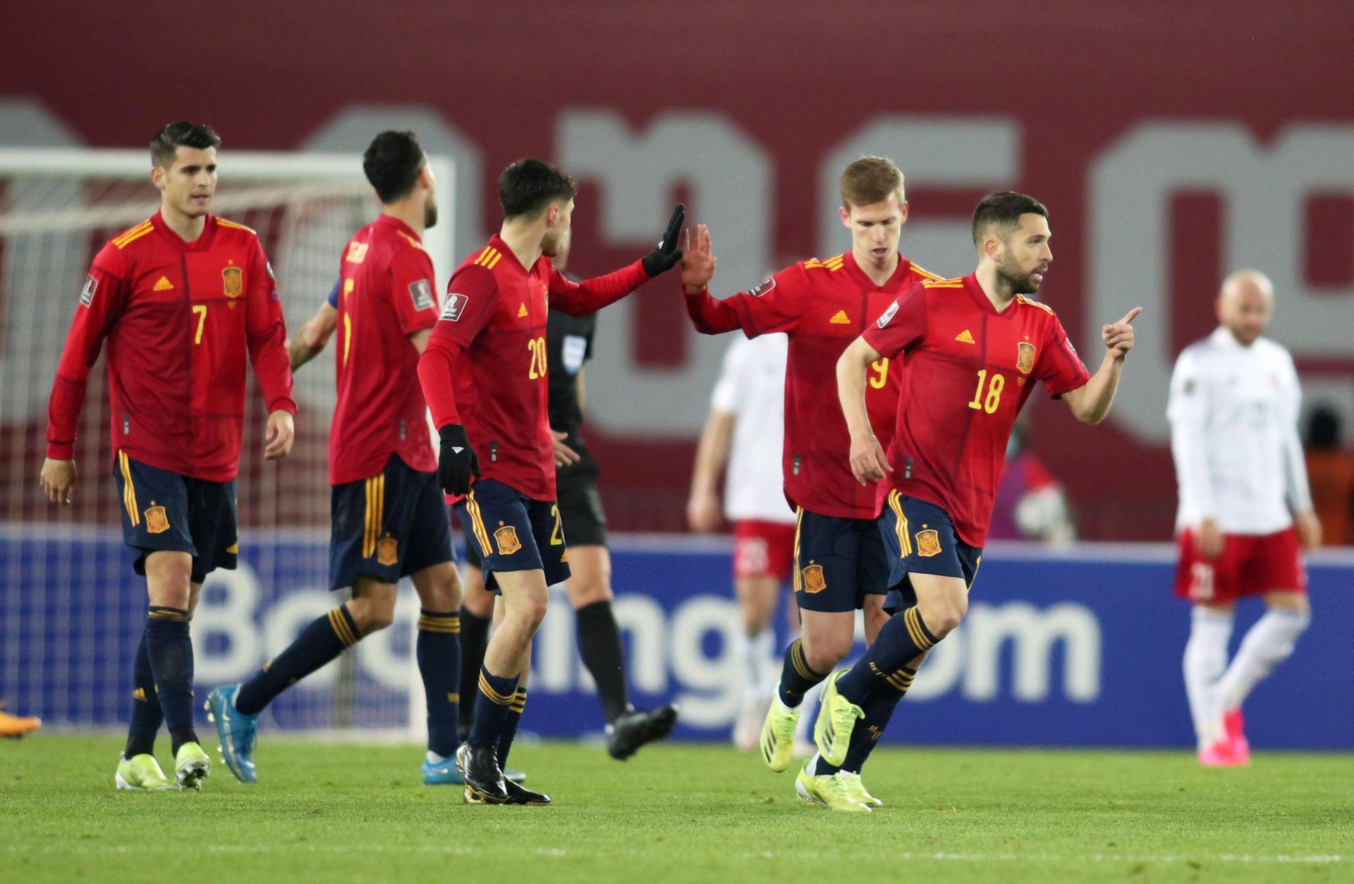 包含欧洲职业足球比赛精彩纷呈，球队备战进行中的词条