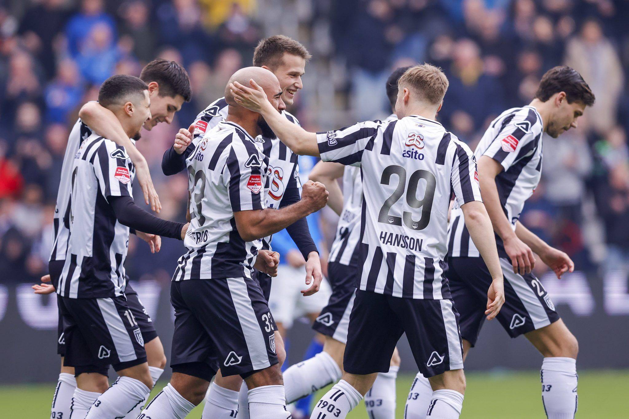 包含曼城在客场击败了西汉姆联，继续领先积分榜的词条