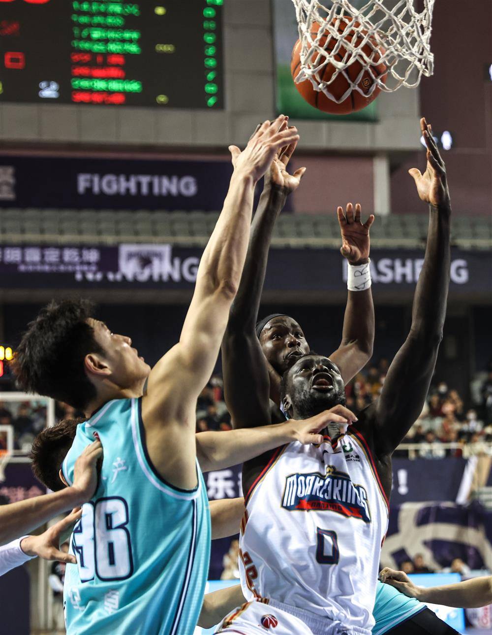 里昂队名宿出席比赛现场体育精神激发的简单介绍 里昂队名宿出席比赛现场体育精神激发的简单介绍