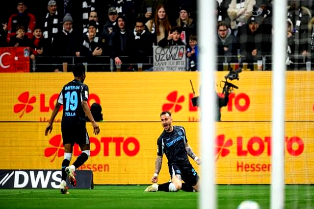 法兰克福客场大胜，追赶德甲榜首