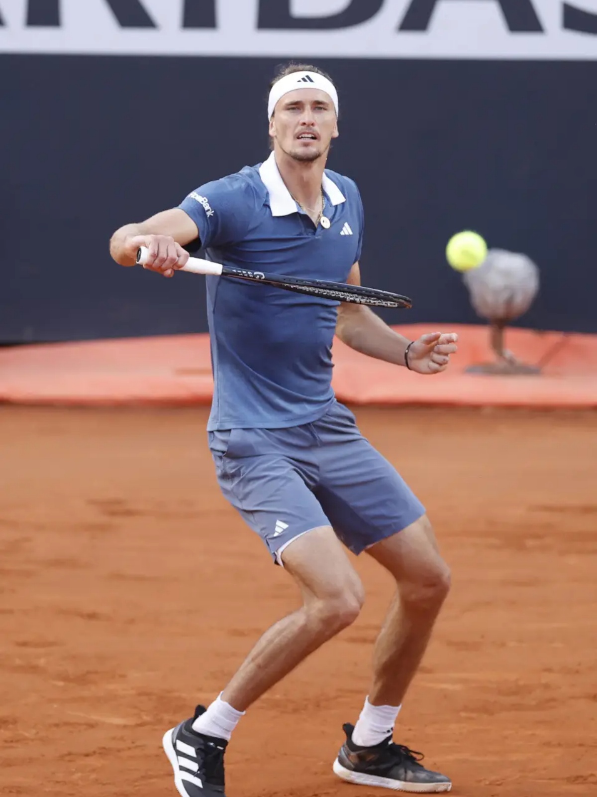 关于法网完胜拉沃尔杯，兹维列夫惊艳四座的信息