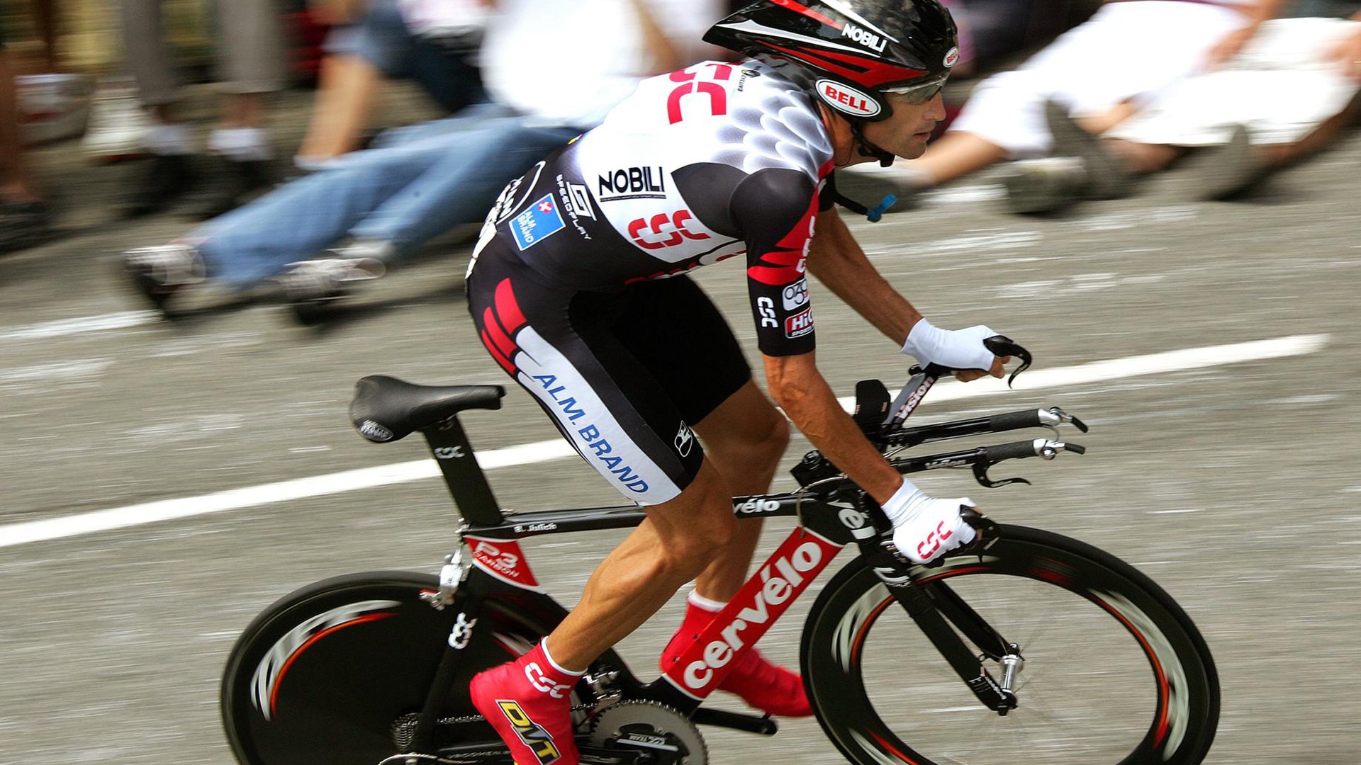 赛道上的红与黑,红牛横扫哈斯,塞恩斯状态火热点燃赛季